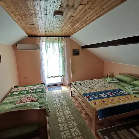 Apartman Jaredic - Private Accommodation, Privatni Smestaj Donji Milanovac Exterior photo
