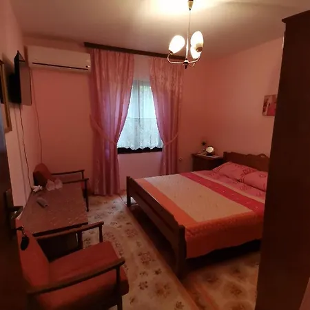 Apartman Jaredic - Private Accommodation, Privatni Smestaj Donji Milanovac Exterior photo