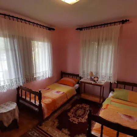 Apartman Jaredic - Private Accommodation, Privatni Smestaj Donji Milanovac Exterior photo